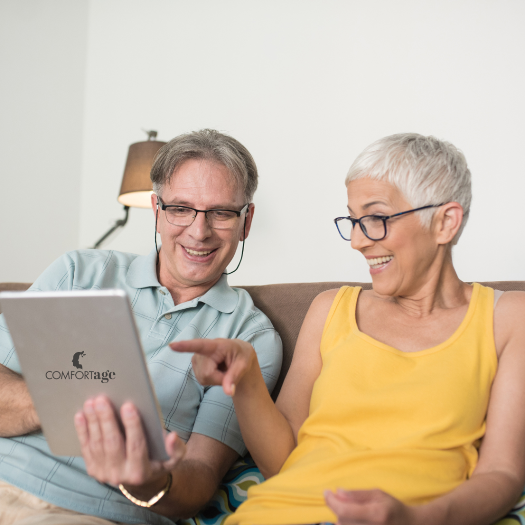 imagen de dos personas mayores utilizando un dispositivo digital